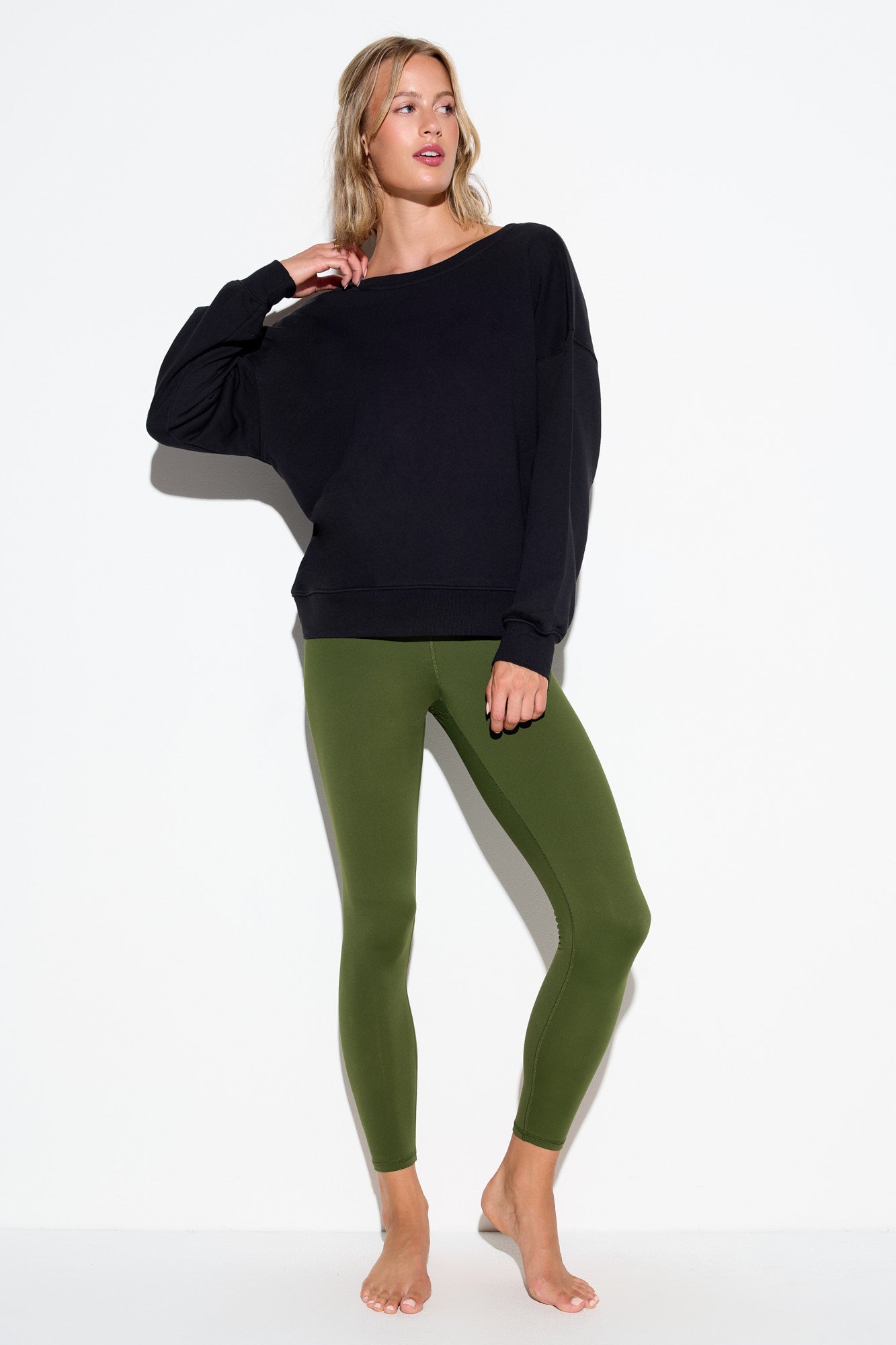 Elysian Pull Over - Black