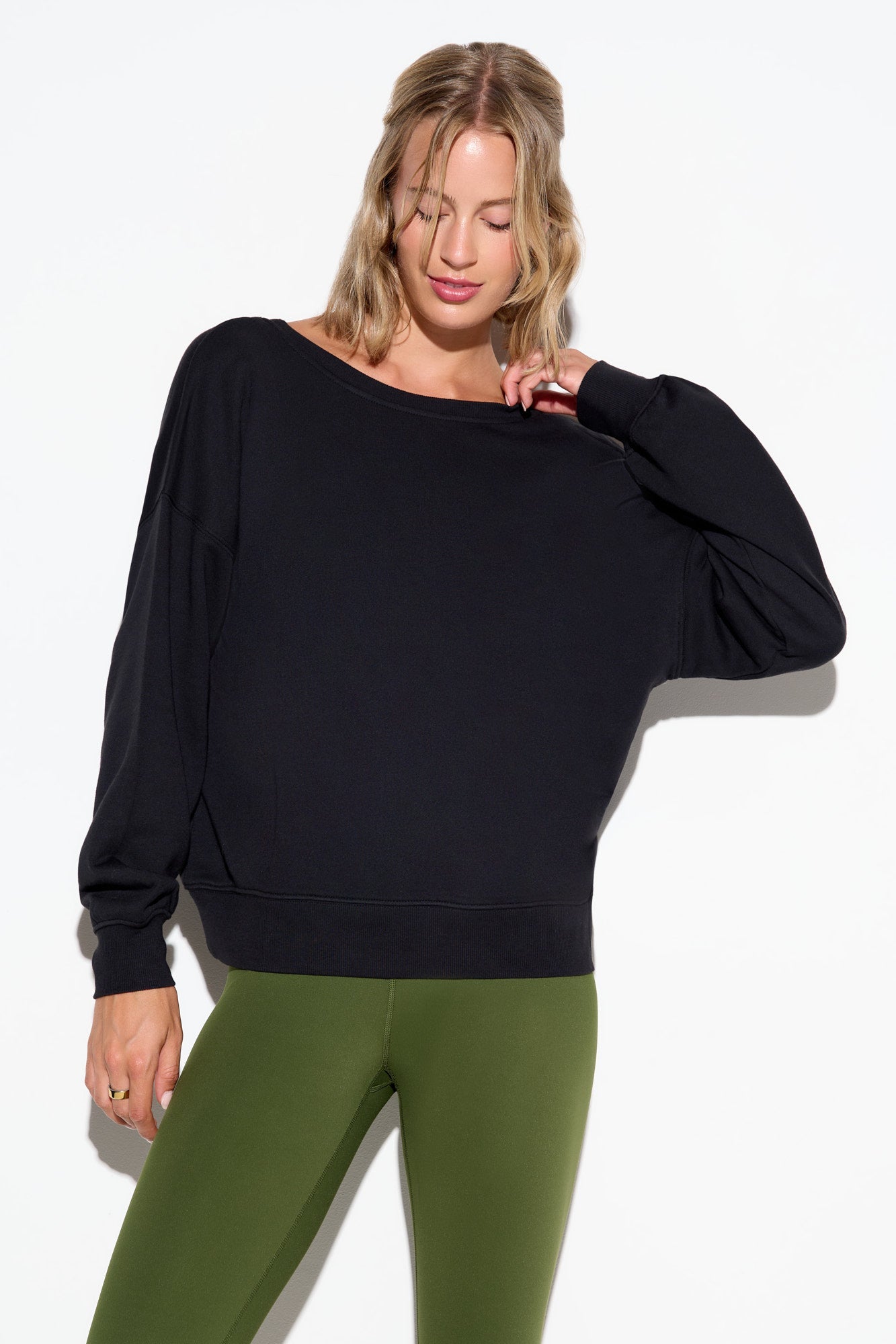 Elysian Pull Over - Black