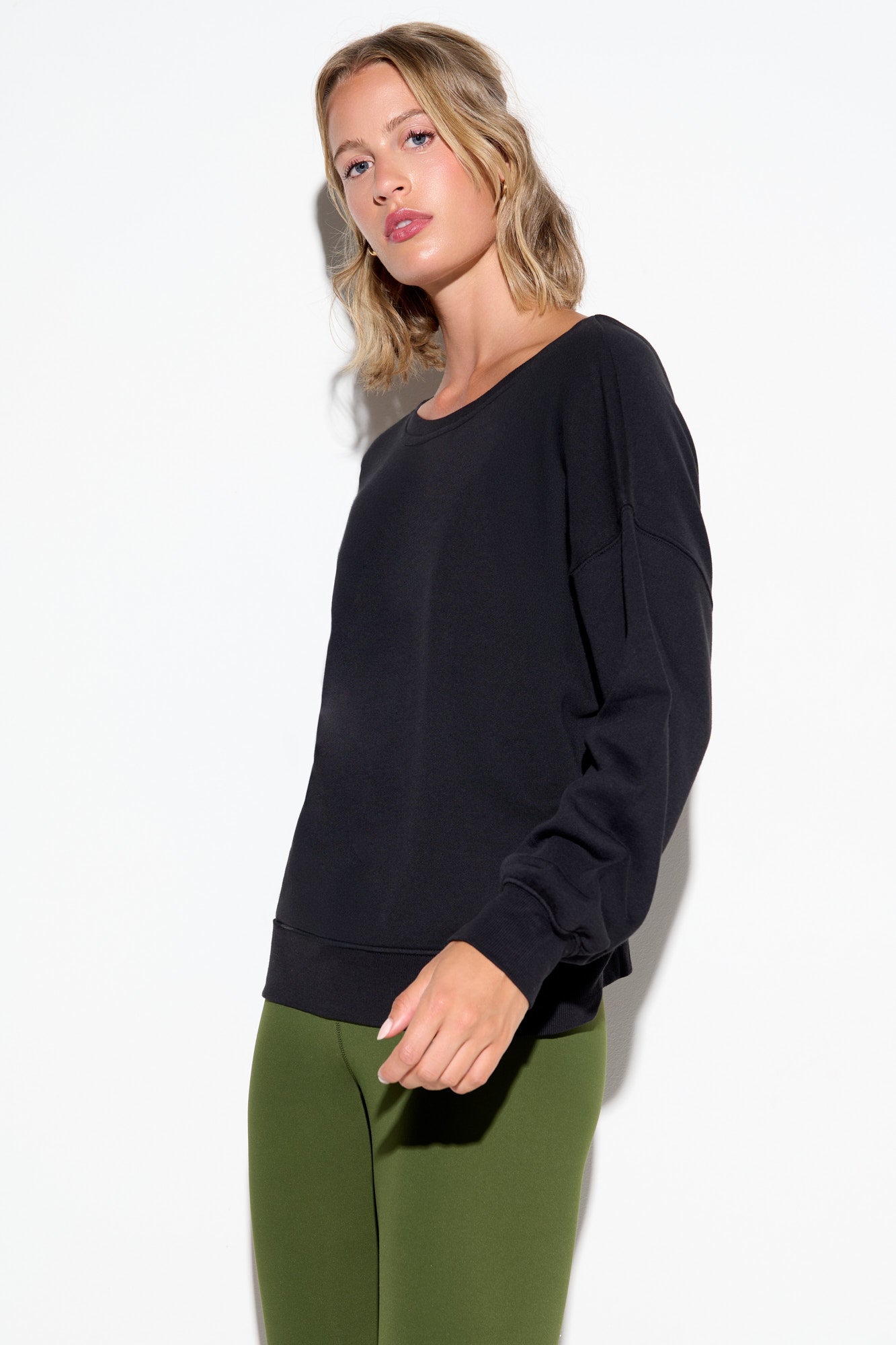 Elysian Pull Over - Black