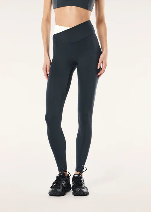 Wander Full Length Legging - Black/Whisper White