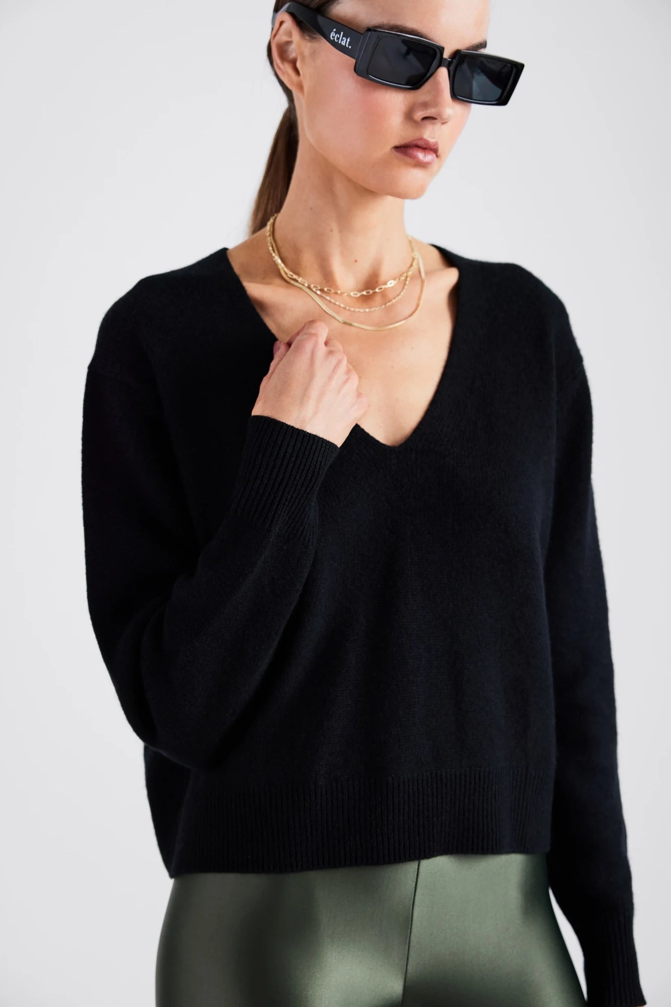 Zola Cashmere Long Sleeve V-Neck Sweater - Black